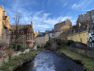 small river flowing wiith buildings along side in edingurg scotland